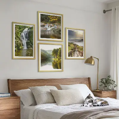 Set posters met lijst met afbeeldingen van watervallen bergen wolken en herfst