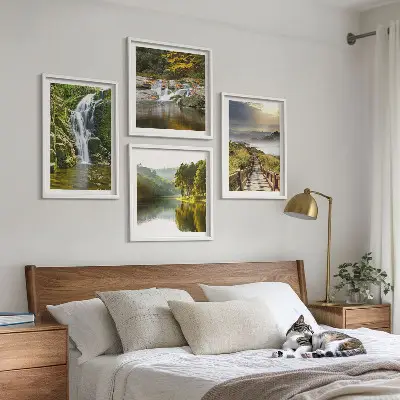 Set posters met lijst met afbeeldingen van watervallen bergen wolken en herfst
