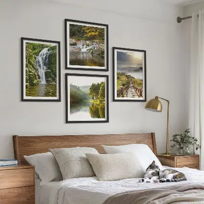 Set posters met lijst met afbeeldingen van watervallen bergen wolken en herfst