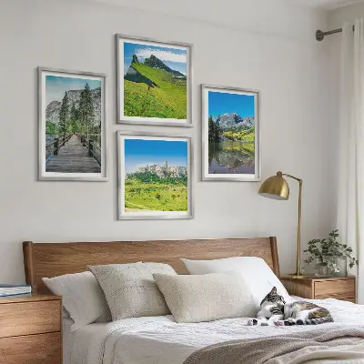 Groene heuvels met een kasteel meerluik in lijst