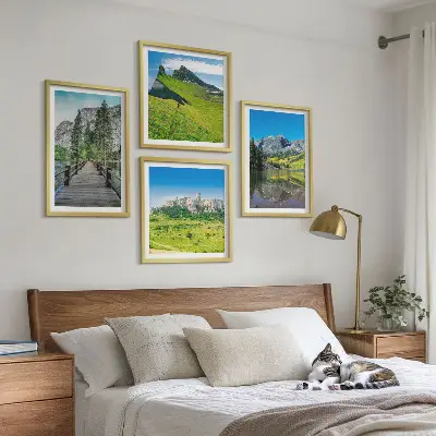 Groene heuvels met een kasteel meerluik in lijst