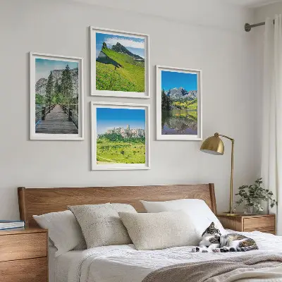 Groene heuvels met een kasteel meerluik in lijst