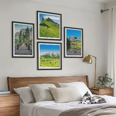 Groene heuvels met een kasteel meerluik in lijst