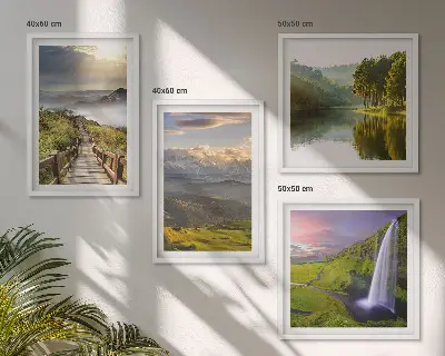 Posterset met lijsten berglandschappen met een waterval