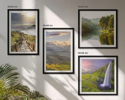 Posterset met lijsten berglandschappen met een waterval