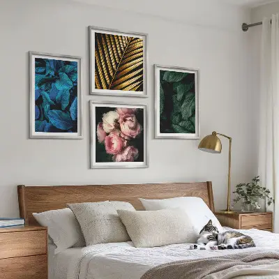 Set posters met lijst met bladeren en bloemen in verschillende kleuren