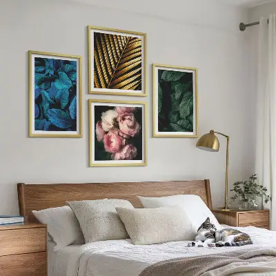 Set posters met lijst met bladeren en bloemen in verschillende kleuren