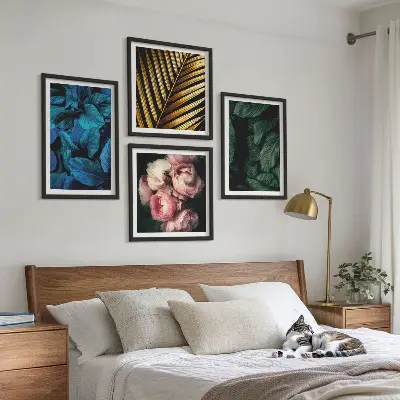 Set posters met lijst met bladeren en bloemen in verschillende kleuren