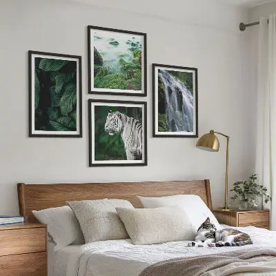 Witte tijger bij een waterval met bladeren meerluik in lijst