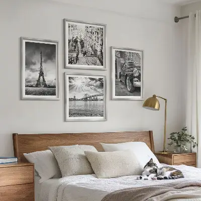 Set van posters met lijst stadsgezichten met bruggen, de Eiffeltoren en auto's