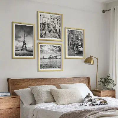 Set van posters met lijst stadsgezichten met bruggen, de Eiffeltoren en auto's