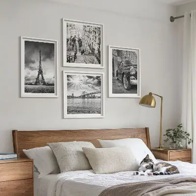 Set van posters met lijst stadsgezichten met bruggen, de Eiffeltoren en auto's