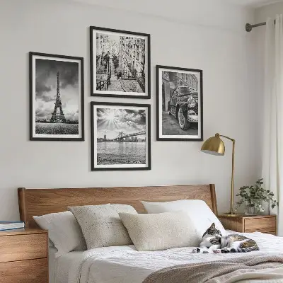 Set van posters met lijst stadsgezichten met bruggen, de Eiffeltoren en auto's