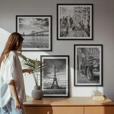 Set van posters met lijst stadsgezichten met bruggen, de Eiffeltoren en auto's