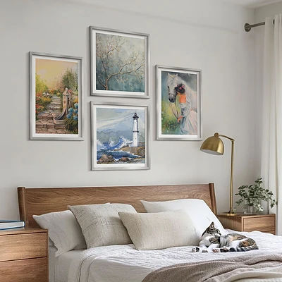 Set van posters met lijst met een afbeelding van een vuurtoren, landschap, meisje en paard