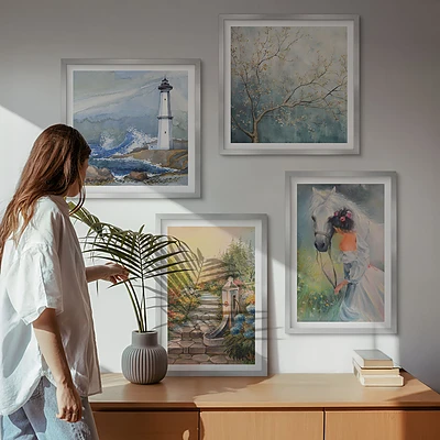 Set van posters met lijst met een afbeelding van een vuurtoren, landschap, meisje en paard