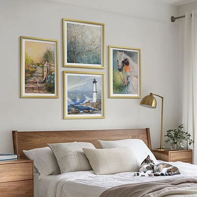 Set van posters met lijst met een afbeelding van een vuurtoren, landschap, meisje en paard