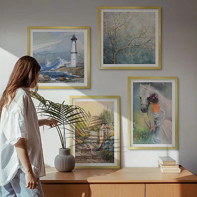 Set van posters met lijst met een afbeelding van een vuurtoren, landschap, meisje en paard