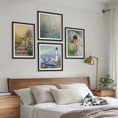 Set van posters met lijst met een afbeelding van een vuurtoren, landschap, meisje en paard