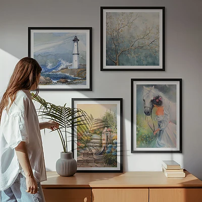Set van posters met lijst met een afbeelding van een vuurtoren, landschap, meisje en paard