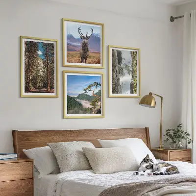 Set van posters met lijst natuurlandschap met bos bergen weg en herten