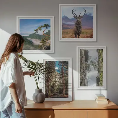 Set van posters met lijst natuurlandschap met bos bergen weg en herten