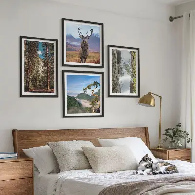 Set van posters met lijst natuurlandschap met bos bergen weg en herten