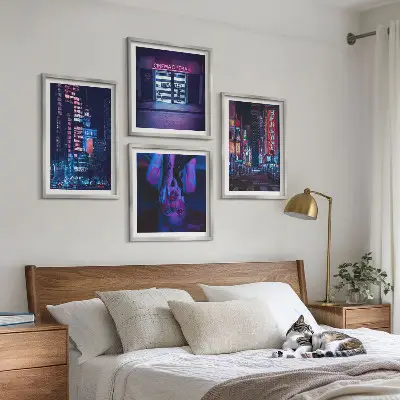 Nachtelijke stad met neonlichten set van posters met lijst