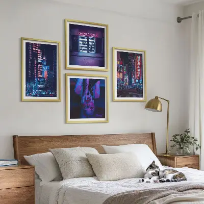 Nachtelijke stad met neonlichten set van posters met lijst