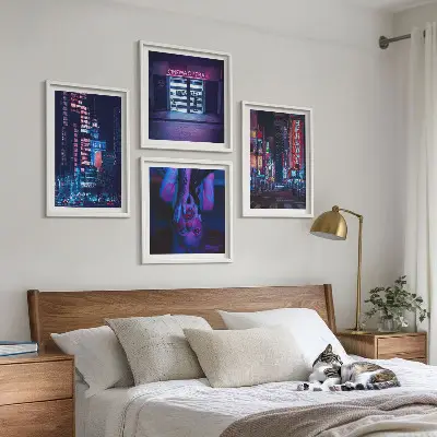 Nachtelijke stad met neonlichten set van posters met lijst