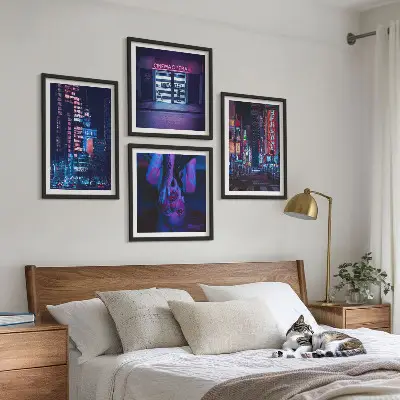 Nachtelijke stad met neonlichten set van posters met lijst