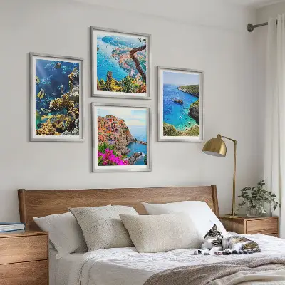 Posterset met lijst uitzicht op zee met kleurrijke huizen