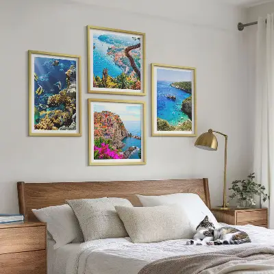 Posterset met lijst uitzicht op zee met kleurrijke huizen