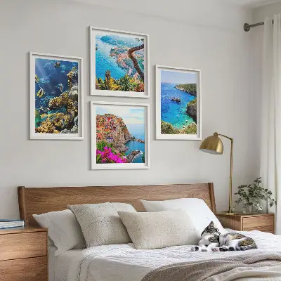 Posterset met lijst uitzicht op zee met kleurrijke huizen