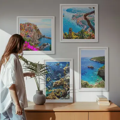 Posterset met lijst uitzicht op zee met kleurrijke huizen