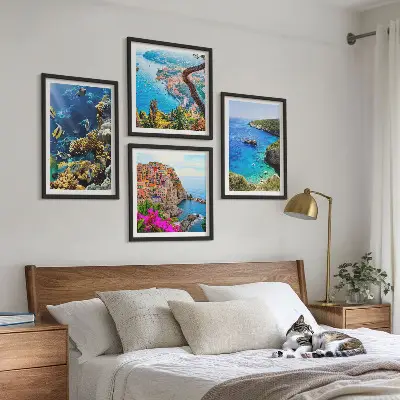 Posterset met lijst uitzicht op zee met kleurrijke huizen