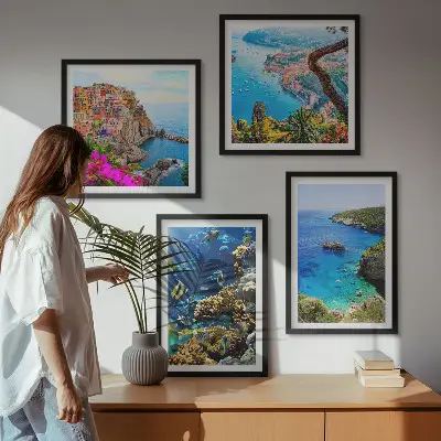 Posterset met lijst uitzicht op zee met kleurrijke huizen