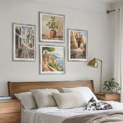 Set van posters inclusief lijst met afbeeldingen van straten, huizen, planten en potten