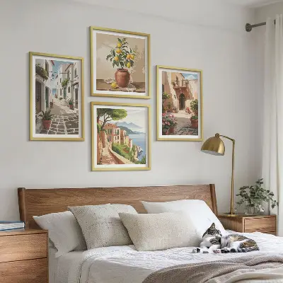 Set van posters inclusief lijst met afbeeldingen van straten, huizen, planten en potten