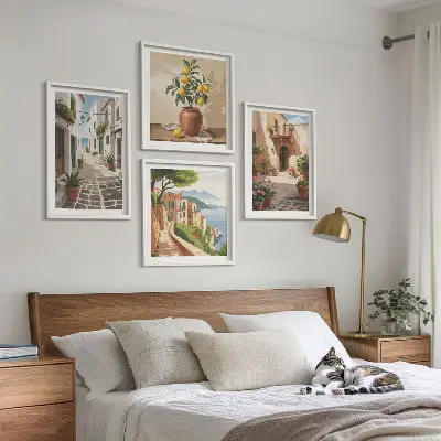 Set van posters inclusief lijst met afbeeldingen van straten, huizen, planten en potten