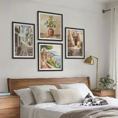 Set van posters inclusief lijst met afbeeldingen van straten, huizen, planten en potten