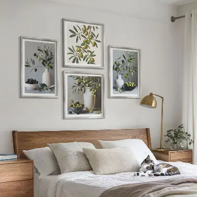 Set van posters met lijst Olijven in vazen ​​in ingetogen kleuren.