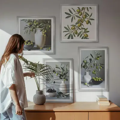 Set van posters met lijst Olijven in vazen ​​in ingetogen kleuren.