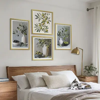 Set van posters met lijst Olijven in vazen ​​in ingetogen kleuren.