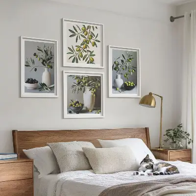 Set van posters met lijst Olijven in vazen ​​in ingetogen kleuren.