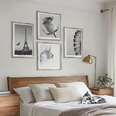 Set van posters met lijst met roze Eiffeltoren, paard en reuzenrad in zwart-wit