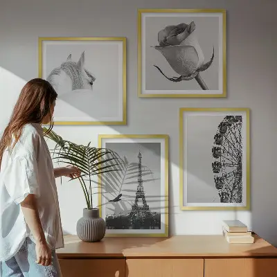Set van posters met lijst met roze Eiffeltoren, paard en reuzenrad in zwart-wit