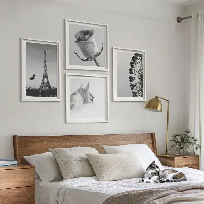 Set van posters met lijst met roze Eiffeltoren, paard en reuzenrad in zwart-wit