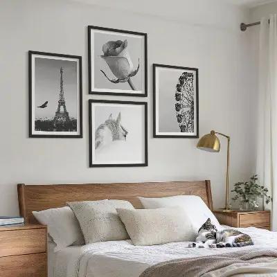 Set van posters met lijst met roze Eiffeltoren, paard en reuzenrad in zwart-wit