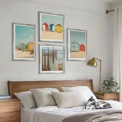 Set posters met lijst kleurrijke huizen aan het strand met zon